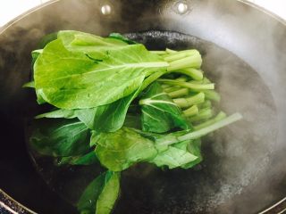 8、#懒人料理# 白灼菜芯,水开了后放入菜芯，水再开捞出菜芯。