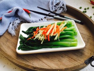 11、#懒人料理# 白灼菜芯,放上姜丝和小米椒丝。