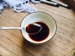 12、#懒人料理# 白灼菜芯,调制碗汁，碗里放2小勺的美极鲜酱油。