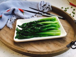 10、#懒人料理# 白灼菜芯,沥干水分后摆盘。