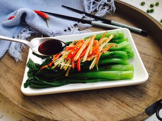 14、#懒人料理# 白灼菜芯,然后浇在菜芯上即可。