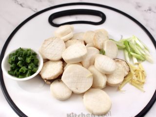 2、杏鲍菇扇贝花肉煲,杏鲍菇洗净后用刀切片再改一下花刀,葱白和姜切丝,葱叶切碎。