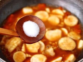 11、杏鲍菇扇贝花肉煲,根据个人的口味,加入适量的盐调味。