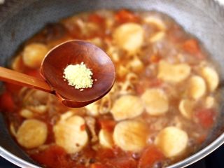 13、杏鲍菇扇贝花肉煲,大火烧开后,加入鸡精增加口味。