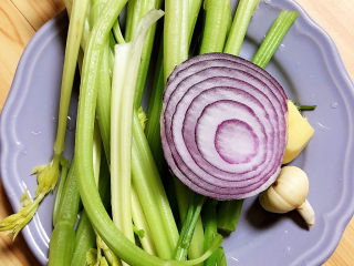1、西芹炒虾仁,一盘色香味俱全的西芹