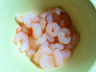 2、西芹炒虾仁,准备好虾仁。