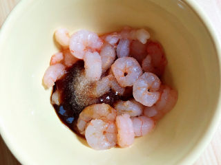 3、西芹炒虾仁,放入盐、料酒、耗油、生抽、花椒粉。