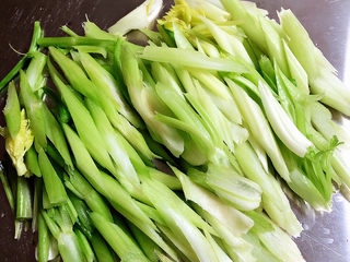 5、西芹炒虾仁,将西芹斜刀切好。