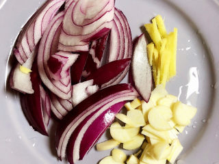 6、西芹炒虾仁,配菜切好待用。