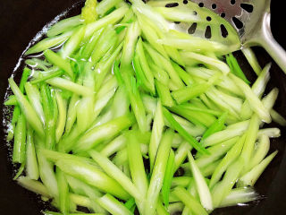 7、西芹炒虾仁,锅中烧开水，焯一下西芹。