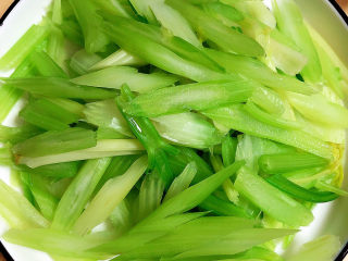 8、西芹炒虾仁,西芹捞出待用。