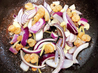 11、西芹炒虾仁,加入洋葱、姜蒜爆香。