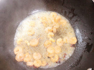 10、西芹炒虾仁,放入虾仁翻炒均匀。