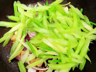 12、西芹炒虾仁,加入西芹翻炒均匀。