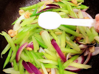 13、西芹炒虾仁,加入盐翻炒均匀。