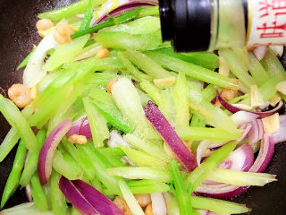 14、西芹炒虾仁,加入生抽。