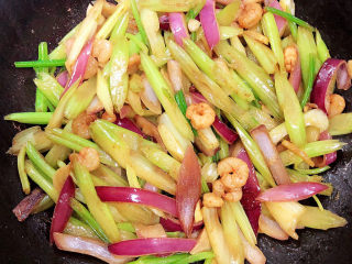 15、西芹炒虾仁,将所有食材翻炒均匀即可出锅了。