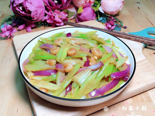 16、西芹炒虾仁,一盘色香味俱全的西芹炒虾仁就上桌了！