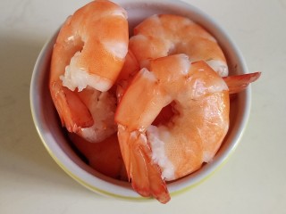 5、耳光炒饭,同样的方法，把大虾也煮2分钟，变色后捞出备用