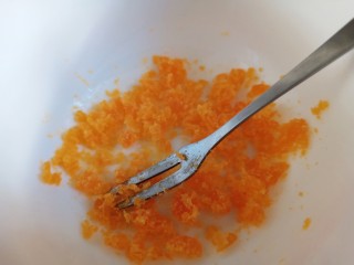 9、耳光炒饭,鸭蛋黄用勺子或叉子压碎