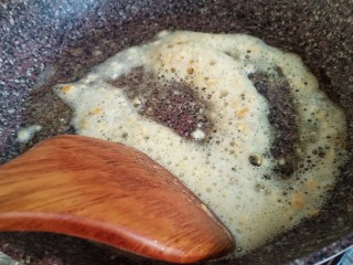 14、耳光炒饭,紧接着倒入压碎的鸭蛋黄，继续炒