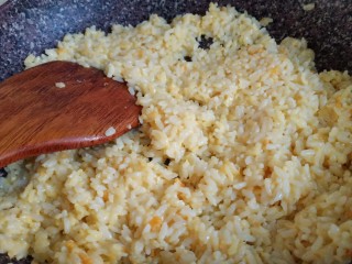15、耳光炒饭,再倒入米饭，小火翻炒，大概炒了三五分钟