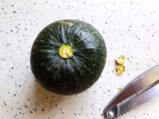 2、鹌鹑蛋鲜虾贝贝小南瓜盅,将小南瓜底部的柄切掉,让它能够平稳摆放