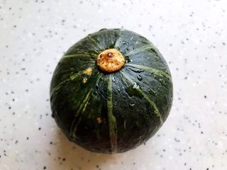 3、鹌鹑蛋鲜虾贝贝小南瓜盅,然后洗净