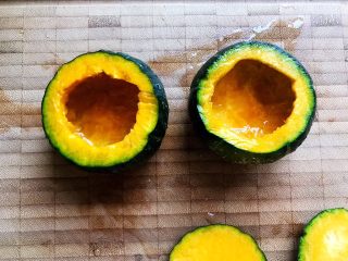 5、鹌鹑蛋鲜虾贝贝小南瓜盅,用勺子把瓜瓤瓜籽挖去