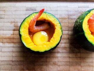 7、鹌鹑蛋鲜虾贝贝小南瓜盅,磕入鹌鹑蛋