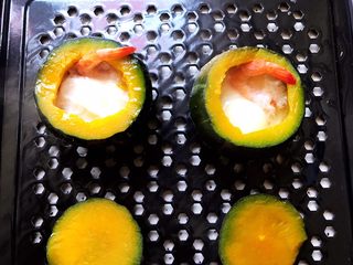 12、鹌鹑蛋鲜虾贝贝小南瓜盅,时间到,取出