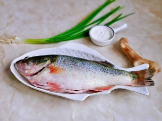 1、红烧鱼,准备食材，鲈鱼处理干净。