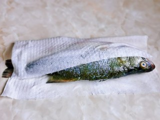 2、红烧鱼,再用厨房用纸擦干水分。