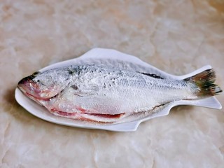 4、红烧鱼,再拍上面粉，上面多余的面粉抖掉。