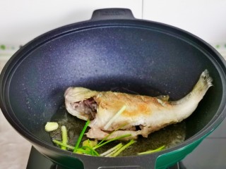 7、红烧鱼,加入切好的葱姜。