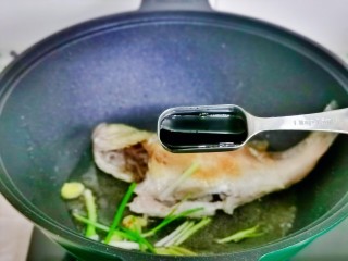 8、红烧鱼,加入红烧酱油。
