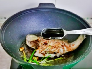 9、红烧鱼,再加入蚝油。