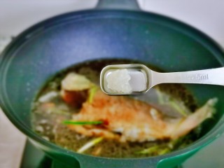 10、红烧鱼,加入冰糖，3克左右，加糖起到上色的作用，口感上并吃不出甜味儿哈。