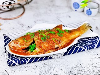 14、红烧鱼,盛出装盘，撒上葱花。