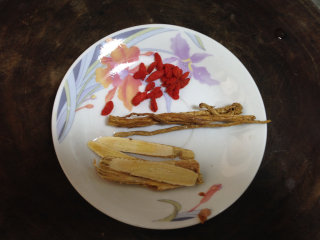 3、黄芪红枣土鸡汤,黄芪、沙参、枸杞冲洗表面