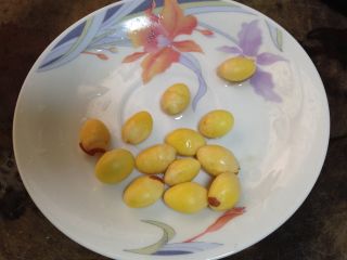 4、黄芪红枣土鸡汤,白果去皮