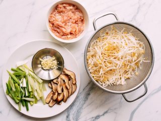 1、豆芽炒鸡肉,准备材料，鸡胸肉切条，加入酱油，绍兴黄酒，酱油，腌制20分钟。