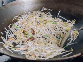 7、豆芽炒鸡肉,然后加入蚝油、盐、芝麻油、白胡椒粉 。