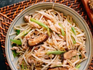 9、豆芽炒鸡肉,出锅，装盘。