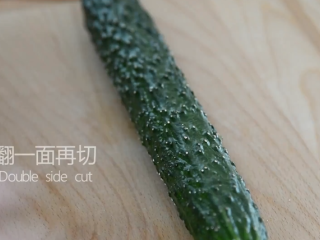 3、2分钟学会这道网红菜——蓑衣黄瓜,翻一面再切