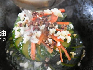 11、2分钟学会这道网红菜——蓑衣黄瓜,淋上热油即可