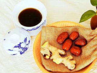 1、塑身美颜夏季酸梅汤&姜汁撞奶,夏季养生重在去湿寒，体内必有湿寒，容易精神困顿，体质寒湿的人，早上来一杯姜枣红糖水，去了湿寒，精神振奋。