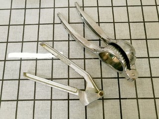 8、塑身美颜夏季酸梅汤&姜汁撞奶,准备一把榨蒜器或用纱布榨汁。榨蒜器超市有售，网上也有卖的。将姜去皮，用榨蒜器榨汁20ml。