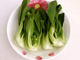 1、冬日暖心菜 荷塘月色,油菜2棵,清洗干净后从中间切开