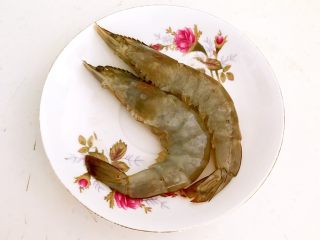 2、冬日暖心菜 荷塘月色,大虾清洗干将,挑出虾线,剪去虾脚